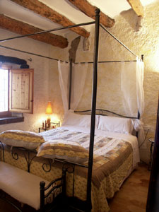 Melon Room - Arianel.la de Can Coral - Rural Country House & Apartment, Spain - click for larger image