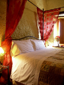 Sandia Room - Arianel.la de Can Coral - Rural Country House & Apartment, Spain - click for larger image