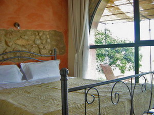 Arianel.la Apartment - Bedroom - click for larger image